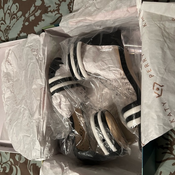 Katy Perry black and white lucite heels reminiscent of 1959 Swim Barbie. New! - Picture 7 of 11